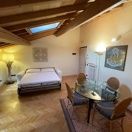 Attic 1 Centro Storico * 佩斯基耶拉德加达